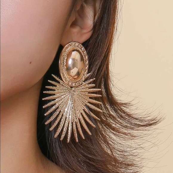 Jewelry - ✨2/$25✨Gold Sunbursts✨